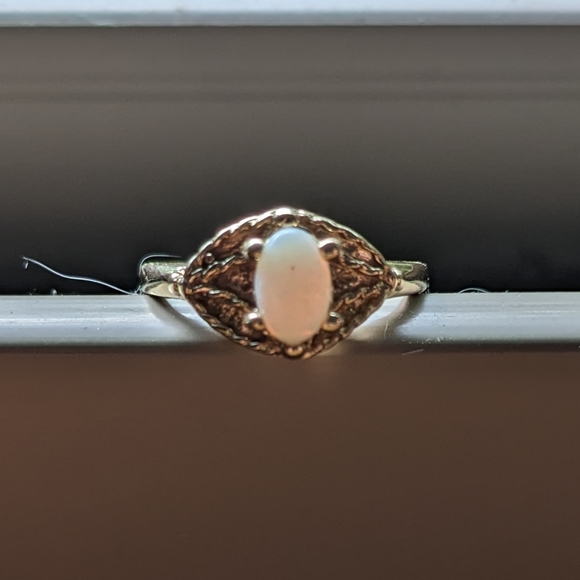 10K Yellow Gold Genuine Opal Solitare Vintage Ring size 4 - Picture 8 of 8